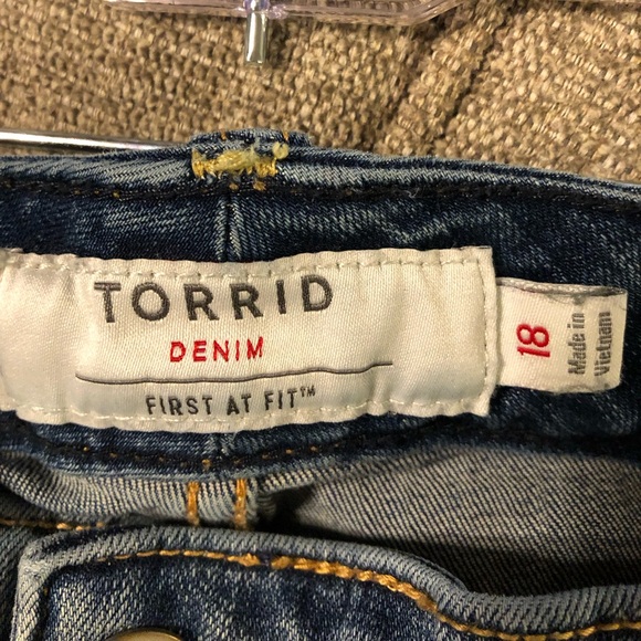 Torrid Sz 18 Destroyed Denim Shorts - Picture 3 of 4